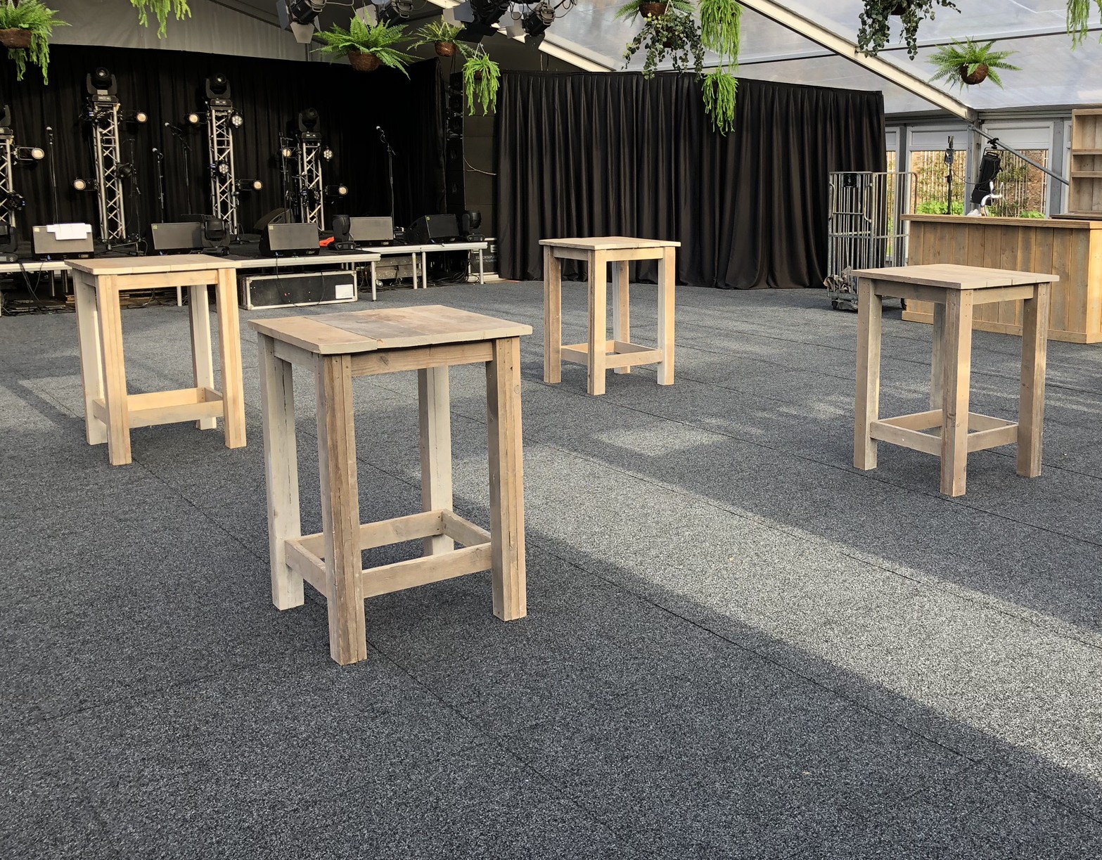 Oude tafel met ijzeren onderstel